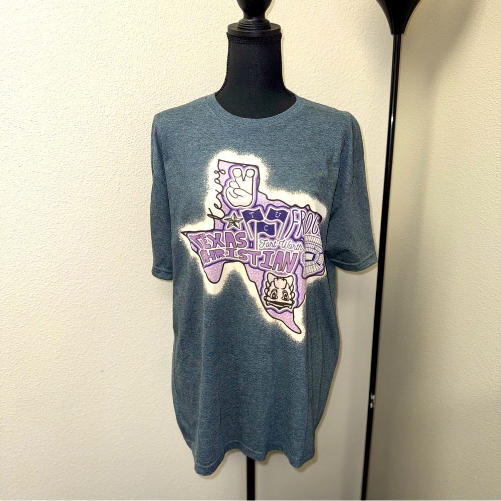 Texas Christian University (TCU) Horned Frogs Graphic T-Shirt. Softsytle Gildan.